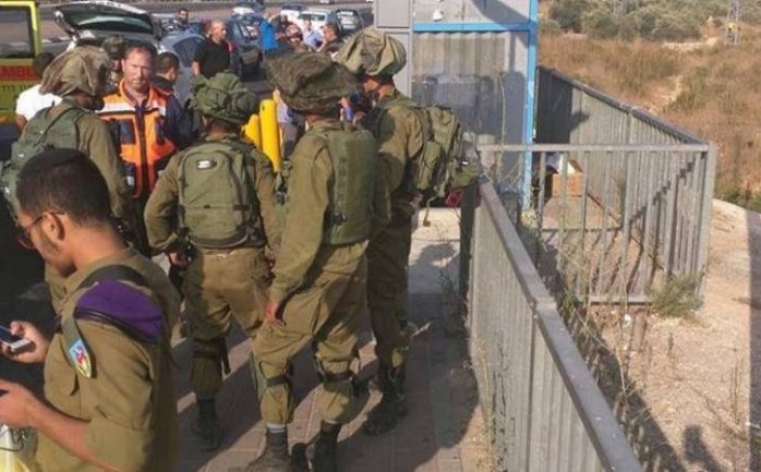 قوات الاحتلال الإسرائيلي بعد إطلاق النار تجاه الشاب